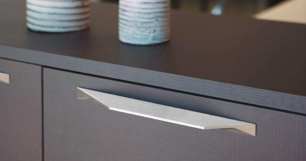 Handles in extruded aluminium. Viefe.